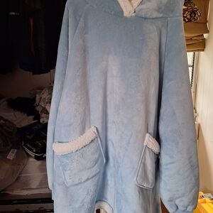 Cozy Blue Hooded Blanket with Pockets